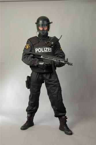 Halle-Stripper-04.jpg